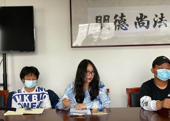 一群人坐在桌子前中度可信度描述已自动生成